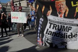 Ông Trump nói Pennsylvania có hơn 1 triệu phiếu bầu 'từ trên trời rơi xuống'