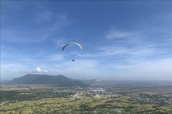 'Bay trên Phụng Hoàng Sơn' - chương trình biểu diễn dù lượn thể thao đầu tiên