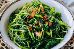Nằm lòng 3 bí kíp nhỏ sau đây khi xào rau muống, chị em sẽ đưa món ăn bình dân, quen thuộc này lên hẳn một 'tầm cao' mới!