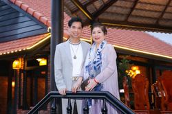 Ngọc Sơn hạnh phúc đón sinh nhật tuổi 52 bên mẹ và người thân