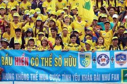 Tại sao bầu Hiển bỏ nhiều tiền làm bóng đá nhưng khán giả hay chửi trên khán đài?