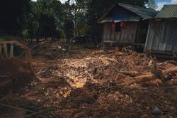 Đống đất ngổn ngang sau những trận bão liên tiếp và câu chuyện đằng sau khiến nhiều người xót xa