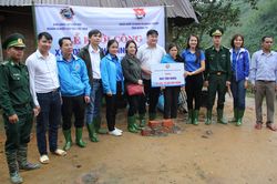 Trao hỗ trợ cho người dân xã A Vao khắc phục hậu quả sau bão lũ