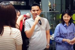 Kiatisak hát Hãy về đây bên anh trong tiệc chia tay gia đình sang HAGL