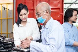 Hoa hậu Đỗ Thị Hà giản dị và thân thiện trong chuyến từ thiện đầu tiên sau đăng quang