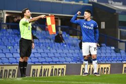 James Rodriguez bị tước bàn thắng ở trận thua của Everton