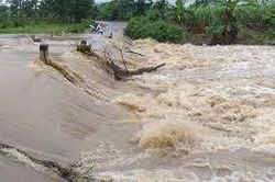 Khẩn trương tìm kiếm, cứu hộ nhóm du khách bị lũ cuốn trôi