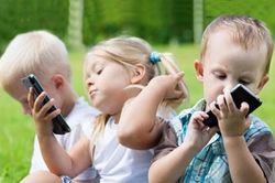 Chế độ máy bay trên Smartphone: Tránh mất tiền oan, giữ an toàn cho trẻ