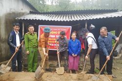 Diễn viên Quý Bình trao hơn 1 tỷ đồng hỗ trợ làm nhà cho người dân Hà Tĩnh