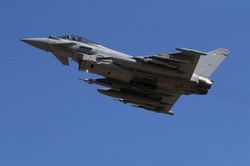 Không quân Anh xuất kích, triển khai Typhoon chặn Tu-142 của Nga trên Biển Bắc
