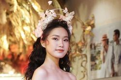 Sát cánh cùng Doãn Hải My tại Hoa hậu Việt Nam 2020, Đoàn Văn Hậu lại phủ sóng bên 'bạn gái tin đồn' ở show diễn