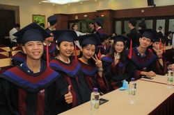 Trân quý các bạn sinh viên không đầu hàng nghịch cảnh