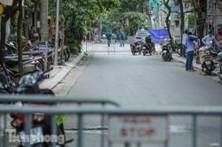 Rào chắn tứ phía cả khu phố Hà Nội vì phát hiện bom chưa nổ