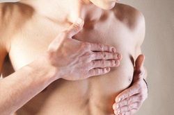 Chuyện lạ: Chàng trai 16 tuổi tiết sữa như sản phụ