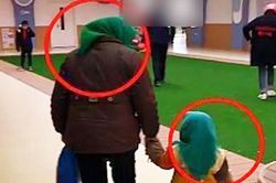 Cô bé được ngoại đưa đến lớp, bạn bè vừa nhìn thấy đã cười phá lên, cô giáo ghé tai bà nhắc nhẹ điều này