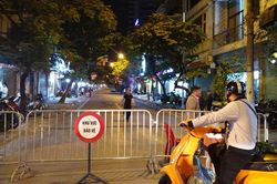 Không dùng điện thoại, bộ đàm trong bán kính 200m quanh số nhà 15 Cửa Bắc