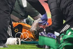 Tiền đạo Wolves phải thở oxy sau pha va chạm với David Luiz