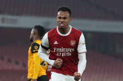 Huyền thoại MU: 'Arsenal đủ sức trụ hạng'