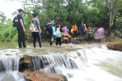 36 du khách TP.HCM mắc kẹt trên núi Tà Giang