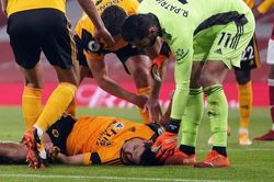 Raul Jimenez bị nứt hộp sọ sau va chạm với David Luiz