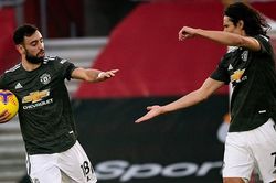 Southampton 2-3 MU: Cavani và Fernandes tỏa sáng, MU ngược dòng ngoạn mục