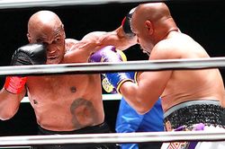 Mike Tyson hòa Roy Jones Jr. trong ngày tái xuất