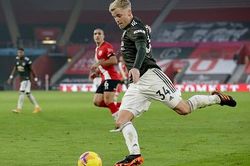 Van de Beek 'khoe' mắt cá sưng vù sau lần đá chính đầu tiên cho MU