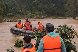 Rà soát lại toàn bộ hiện trường, mở rộng khu vực tìm kiếm các du khách bị lũ cuốn trôi