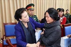 Chủ tịch Quốc hội thăm, động viên gia đình các liệt sĩ hy sinh trong đợt mưa lũ tại miền Trung