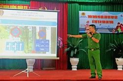 Góp phần để bộ đội tham gia giao thông đúng luật, an toàn