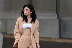 Cô gái mặc mốt Sideboob ra phố: 'Nói phản cảm mình chịu thua'