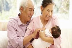 Con gái trách mẹ chỉ thích đi chơi, không chịu trông cháu