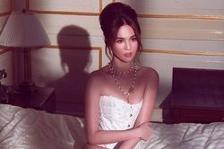 Lấy corset làm áo, Ngọc Trinh sexy ngộp thở