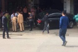 Tài xế lái ô tô tông bố tử vong, hất con trai lên mái nhà đã ra trình diện