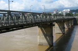 Nam thanh niên nhảy cầu nghi do buồn chuyện tình cảm