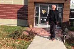Ông Biden bị rạn xương chân khi chơi với chó cưng