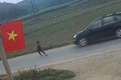 Tài xế phanh 'cháy lốp' và phản ứng phút chót của cậu bé lao sang đường