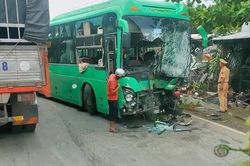 Ô tô khách đối đầu xe bồn trên quốc lộ rồi lùa loạt xe máy