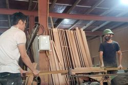 Những người thợ ở làng mộc Yên Lạc hối hả với nghề