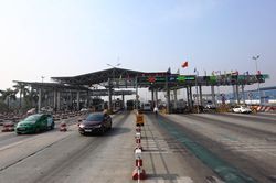 Bộ GTVT yêu cầu đẩy nhanh triển khai thu phí tự động không dừng