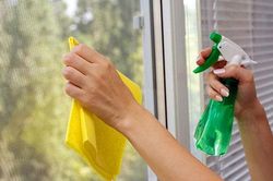 6 cách làm sạch cửa kính hiệu quả trong vòng một nốt nhạc