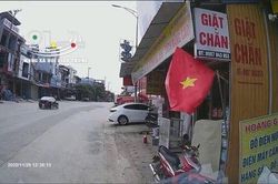 Camera ghi lại khoảnh khắc ô tô lao như bay tông xe máy khiến 2 cha con tử vong, 1 người văng lên nóc nhà
