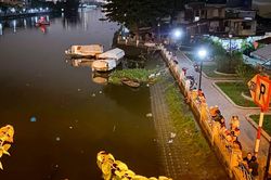 Mâu thuẫn tại quán nhậu, vợ bất ngờ nhảy xuống kênh Thanh Đa, chồng liền lao ra nhảy theo