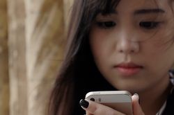 Đang xem livestream của chị gái, tôi giật mình khi thấy một người xăm trổ bước vào quát nạt