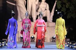 Dấu ấn '12 mùa hoa Hà Nội' của NTK Đỗ Trịnh Hoài Nam trong Ngày hội Văn hóa ASEAN