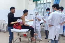Nam sinh cấp cứu với đoạn gỗ gần 2m xuyên thân người