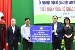 Chủ tịch Ủy ban Trung ương MTTQ Việt Nam và Phó Chủ tịch nước trao quà tại Thừa Thiên Huế