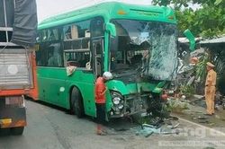 Xe giường nằm đối đầu xe bồn, cán nhiều xe máy, 6 người cấp cứu