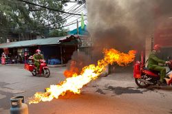 Cứu 3 người mắc kẹt trong đám cháy giả định xảy ra ở khu dân cư