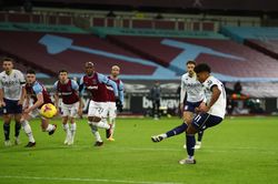 HLV David Moyes đưa West Ham áp sát top 4